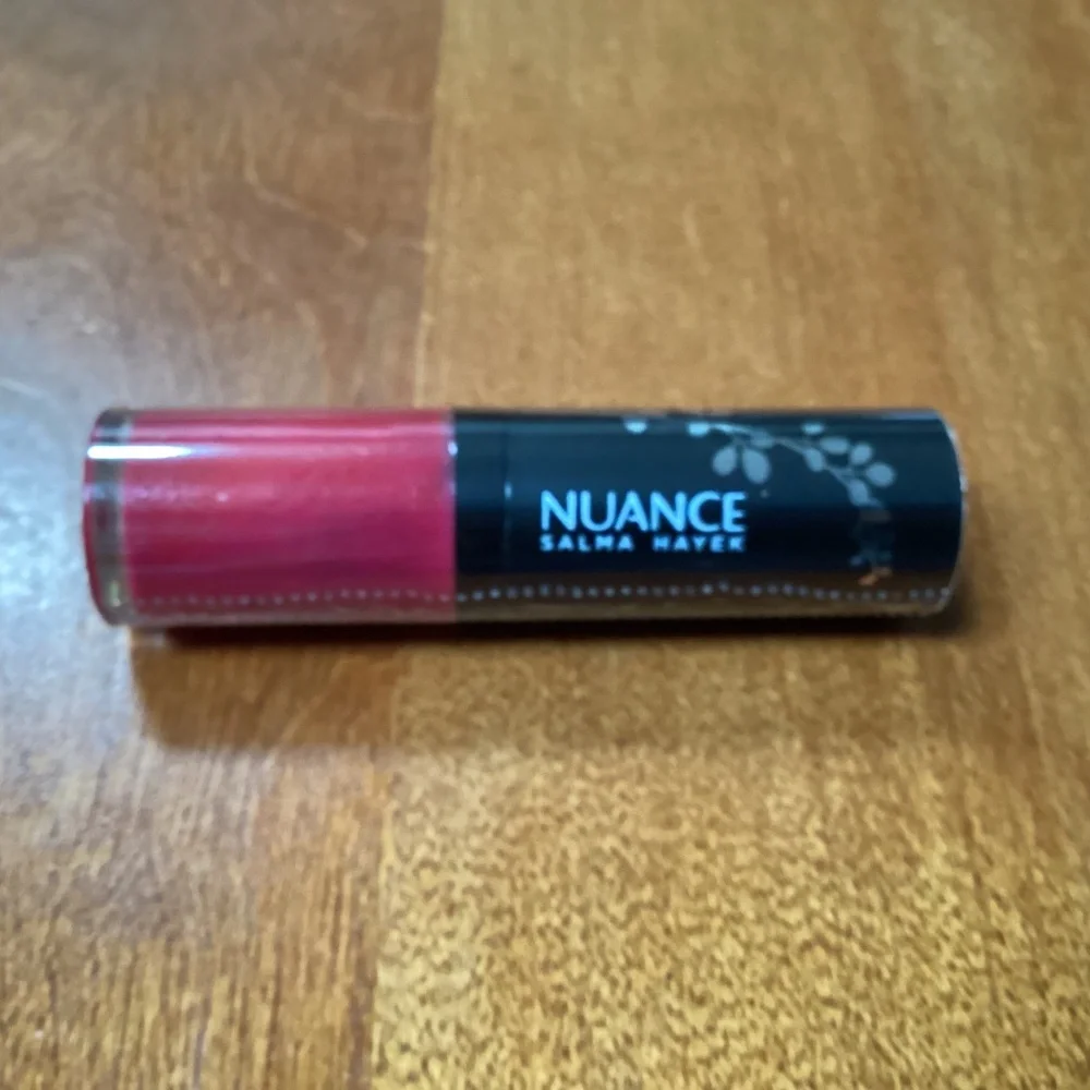 NUANCE SALMA HAYEK True Color PLUMPING LIQUID LIPSTICK #710 Liquid Lilly